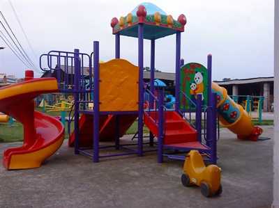 孩子玩幼兒園滑梯注意危險系數(shù)高嗎？